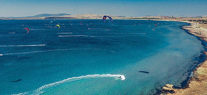 Aprenda a praticar kitesurfe na escola de kite da KBC na praia de Keros, em Limnos
